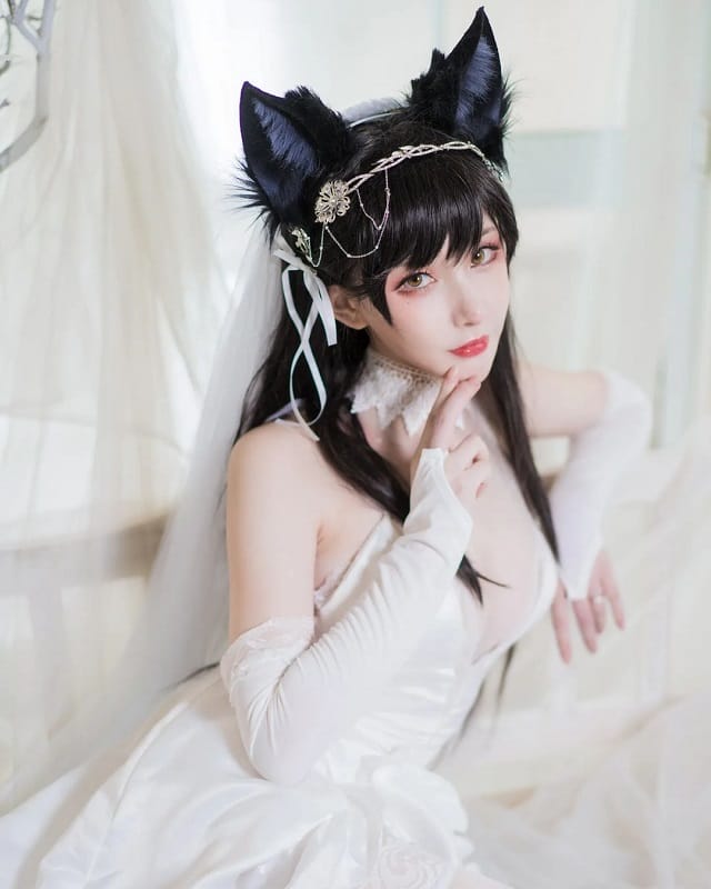 在下萝莉控ii碧蓝航线爱宕白色礼服COS写真：冷白调优雅还原与俏皮吐舌的反差表现