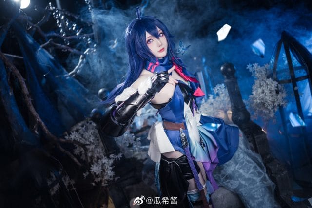 瓜希酱COS崩坏星穹铁道希儿图集：蓝发造型还原地火蝴蝶双重性格，淡蓝光影营造梦幻氛围