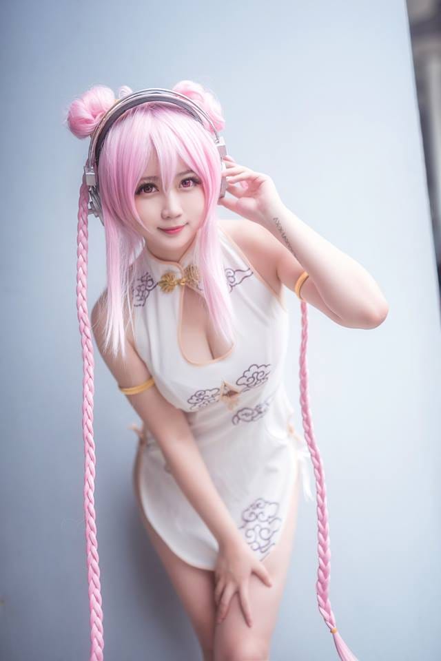 依依超级懒超级索尼子COS写真:娃娃脸搭配魔鬼身材的甜美私房图集