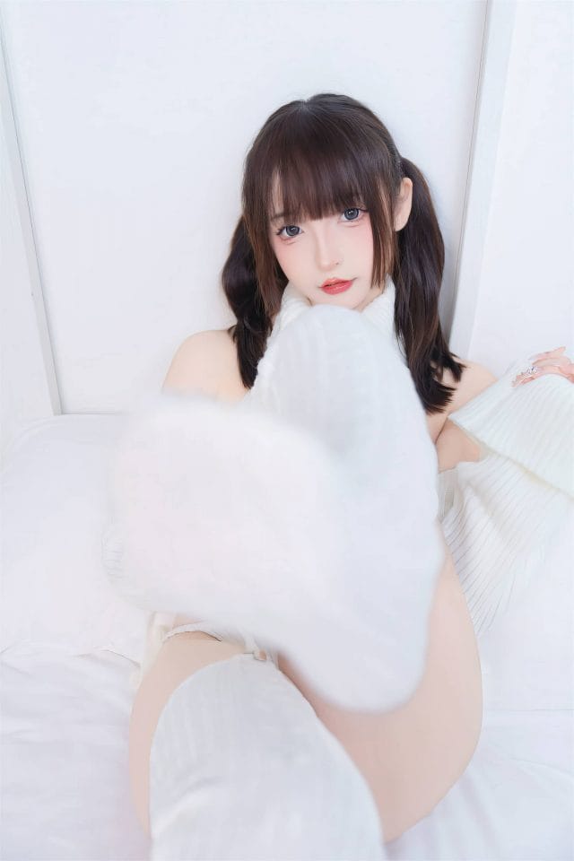 神楽坂真冬「斩男毛衣」写真图集:极简卧室里的松弛感与线条美