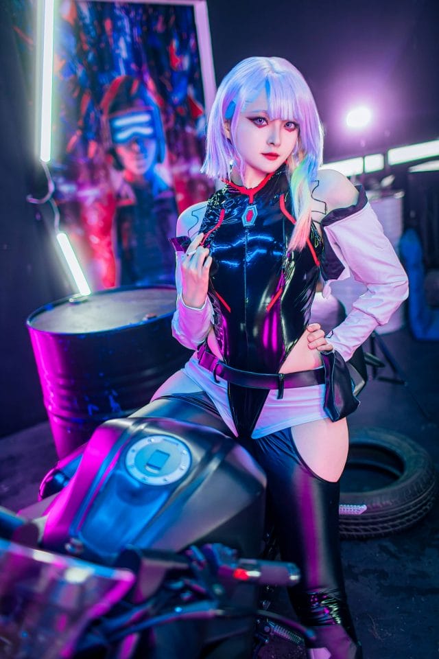 Natsuko_夏夏子《赛博朋克：边缘行者》露西COS 黑客皮衣造型搭配摩托车还原夜之城氛围