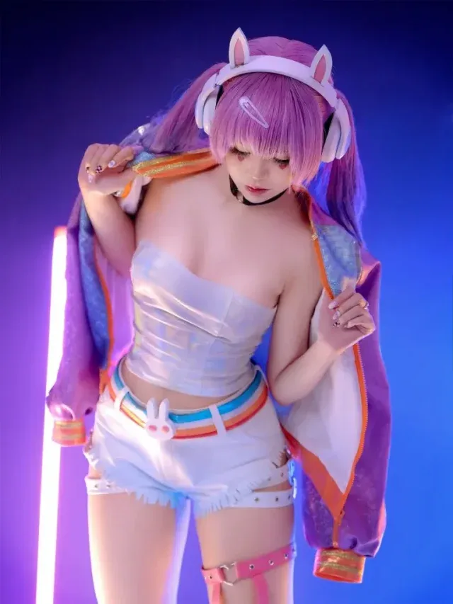 ZinieQ演绎守望先锋EDM版D.Va,粉紫长发配兔耳耳机造型抢眼