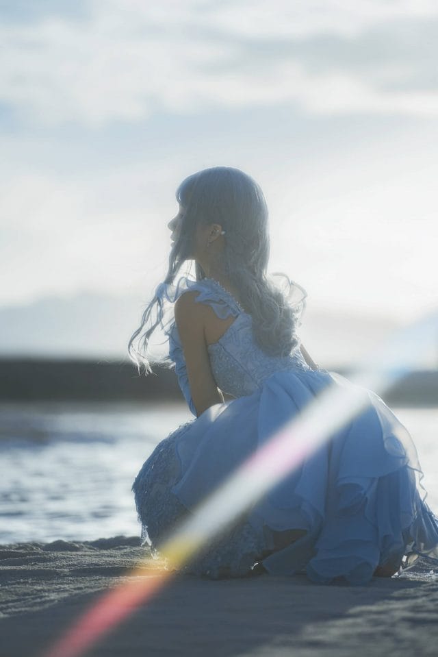 桜桃喵美人鱼写真:海蓝长裙配珍珠链,蓝发清冷造型图集