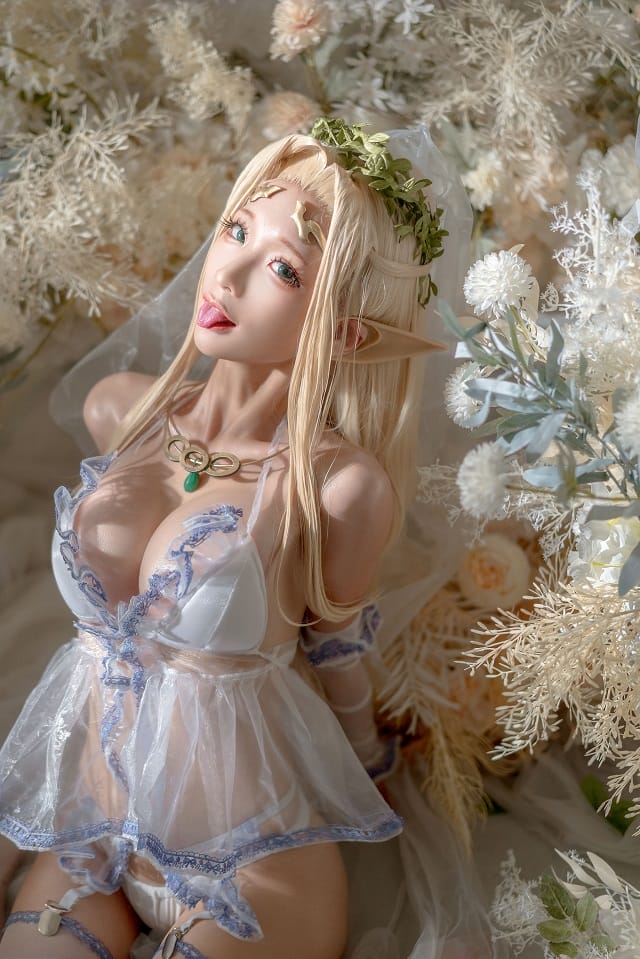 蠢沫沫COS婚纱白精灵:金发尖耳搭配薄纱婚纱的纯白奇幻图集