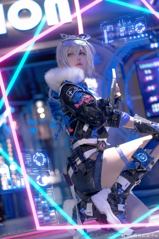 w百合欧皇子w崩坏星穹铁道银狼COS：银白假发机能风外套搭配赛博光效，冷酷黑客气质高度还原