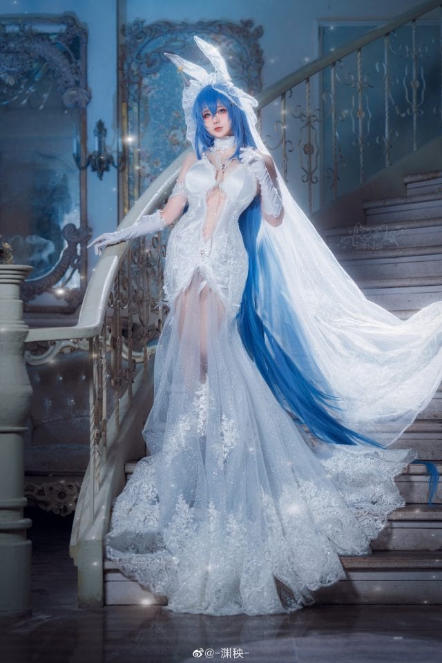 渊秧碧蓝航线新泽西花园「白雪之仪」婚纱COS写真,蓝发白裙阶梯回眸如梦似幻