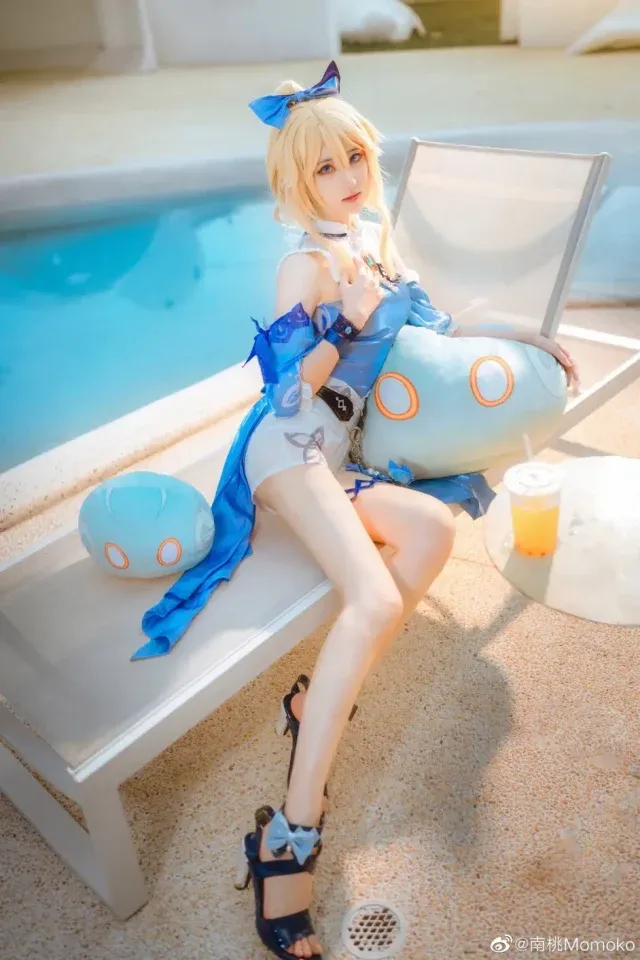 南桃Momoko原神琴COS：骑士制服造型还原与户外图集