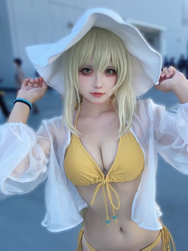桃景三酪COS《蔚蓝档案》野乃美，黄色比基尼度假造型亮相C102