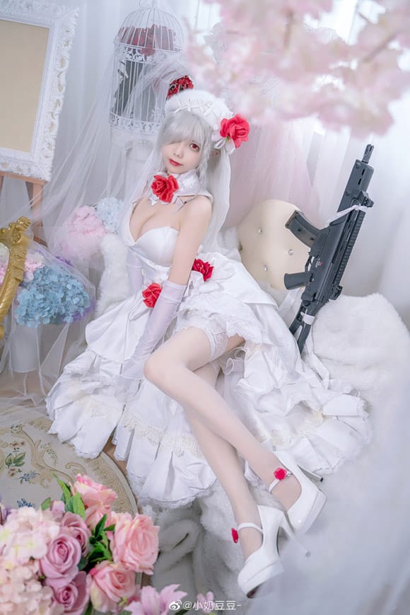 小奶豆豆COS少女前线G36C白色情人节皮肤，白裙红花温柔还原「迈出步伐的你」