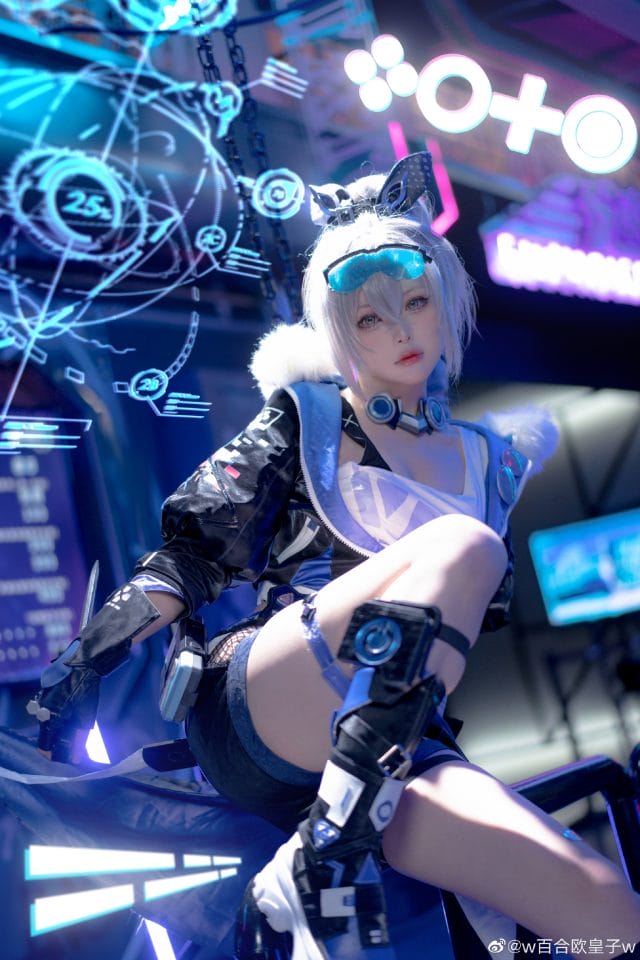 w百合欧皇子w崩坏星穹铁道银狼COS：银白假发机能风外套搭配赛博光效，冷酷黑客气质高度还原