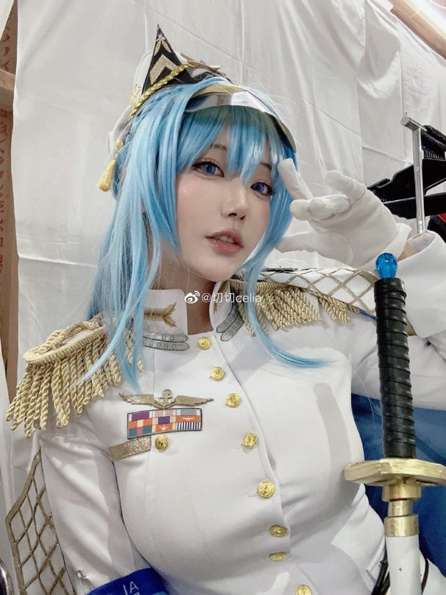 切切celia cos《胜利女神:妮姬》海伦,白色军装与蓝发还原舰长气场