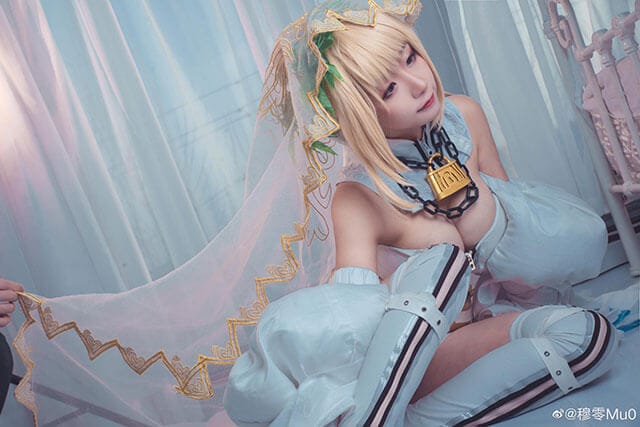 穆零Mu0《Fate/Grand Order》红Saber尼禄新娘装COS,白色礼服配红披风还原华丽细节