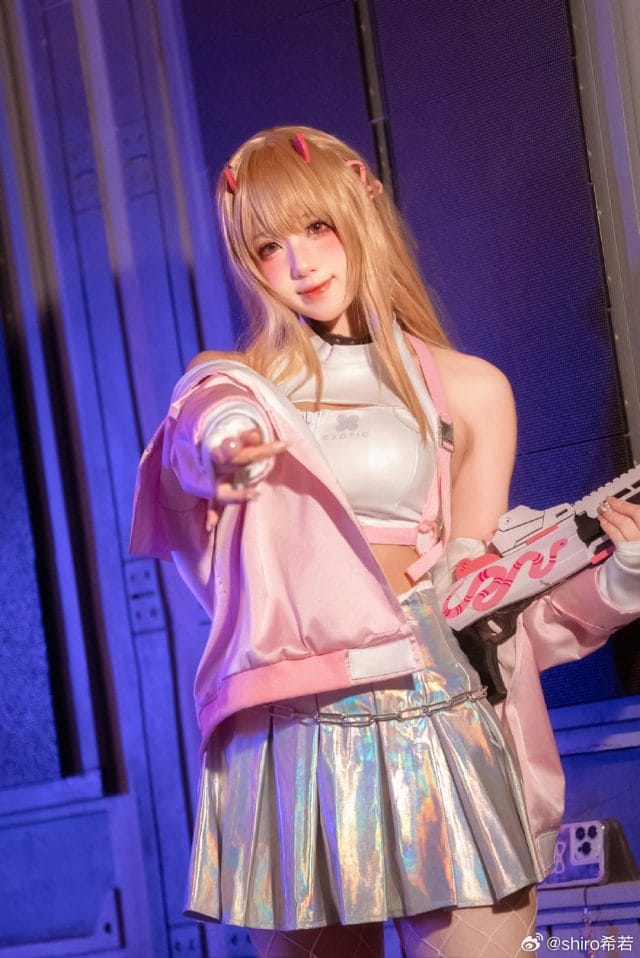 shiro希若《胜利女神:妮姬》毒蛇COS,霓虹灯下还原火力型妮姬