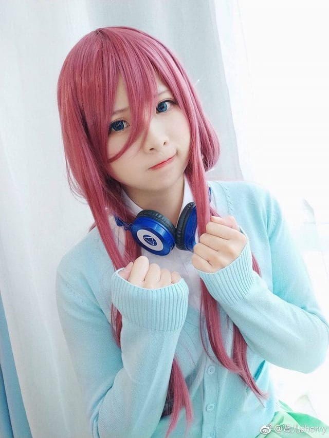 贤儿sherry COS中野三玖 还原五等分的新娘粉发耳机少女造型