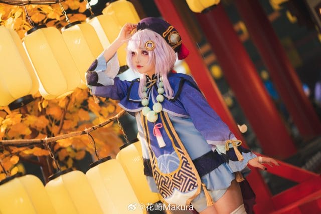花崎Makura cos《原神》七七，粉紫双丸子头配红色瞳光还原细腻