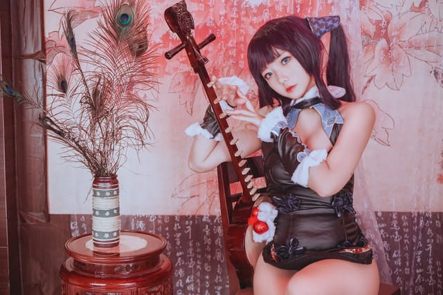 MessieHuang杨贵妃COS图集：黑色皮裙搭配琵琶还原FGO暗调写真