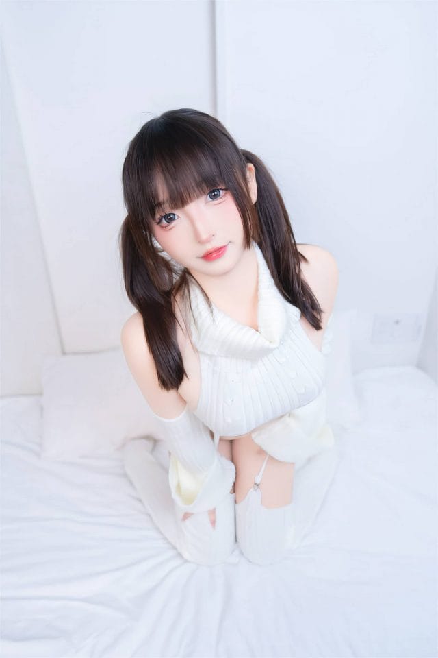 神楽坂真冬「斩男毛衣」写真图集:极简卧室里的松弛感与线条美