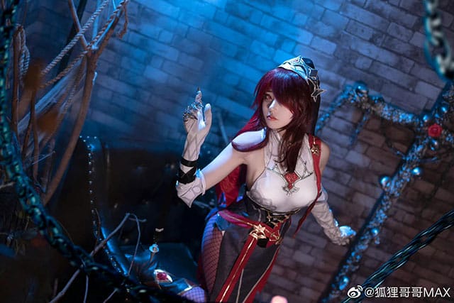 狐狸哥哥MAX《原神》罗莎莉亚COS：暗调教堂场景下的冷峻修女还原