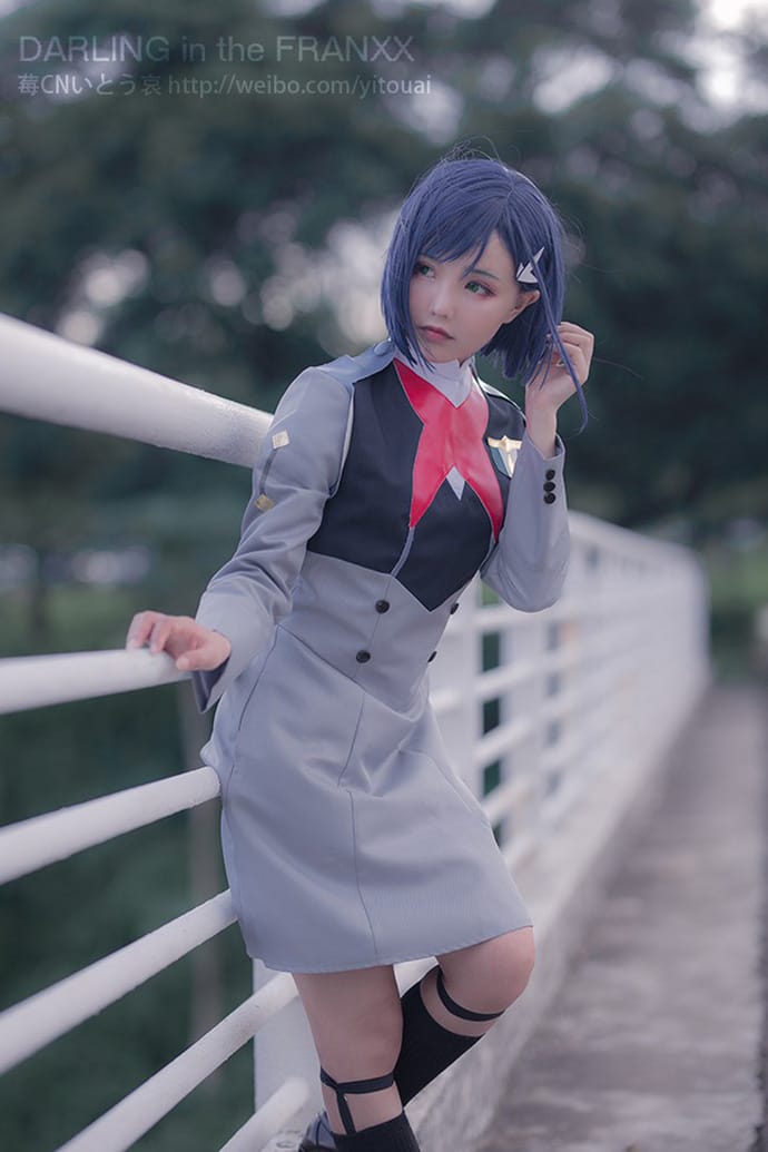 猫步她老公哀子COS《DARLING in the FRANXX》莓，冷色调下短发驾驶服的克制少女感