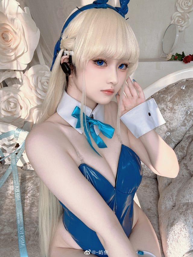 -屿鱼COS蔚蓝档案飞鸟马时兔女郎,深绿套装金发造型写真氛围感拉满
