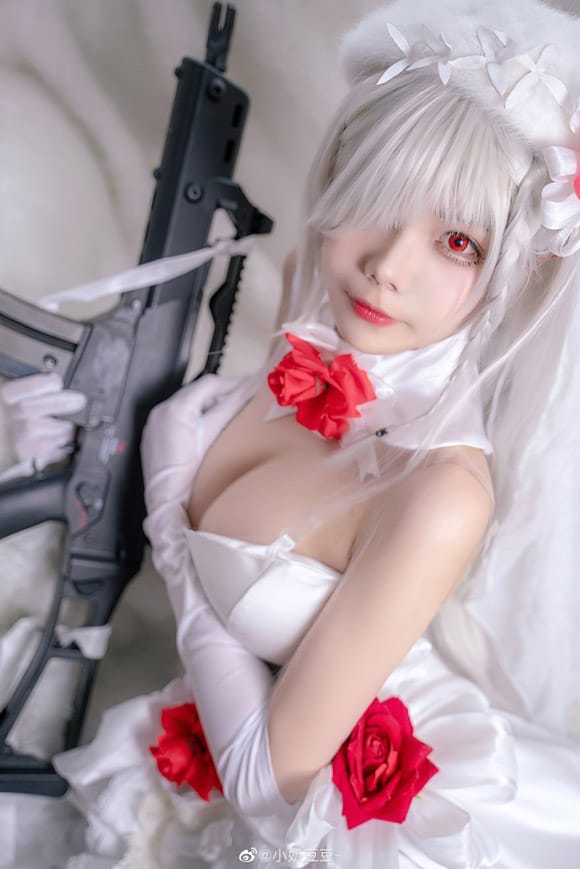 小奶豆豆COS少女前线G36C白色情人节皮肤，白裙红花温柔还原「迈出步伐的你」