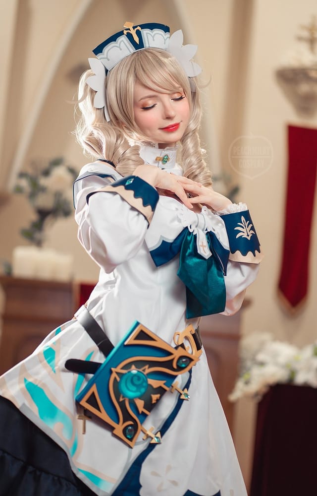 PeachMilky 原神芭芭拉 COS 写真:蓝紫水光氛围下的甜美偶像还原