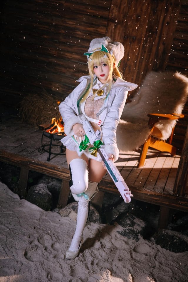 日奈娇COS《胜利女神:妮姬》露菲圣诞冬装,白色绒帽搭枪械道具还原感十足
