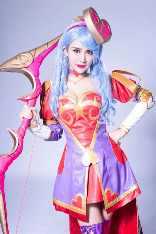夏小薇Vivi《英雄联盟》厄运小姐COS图集：红发双枪海盗风造型还原，附艾希卡特琳娜多角色写真