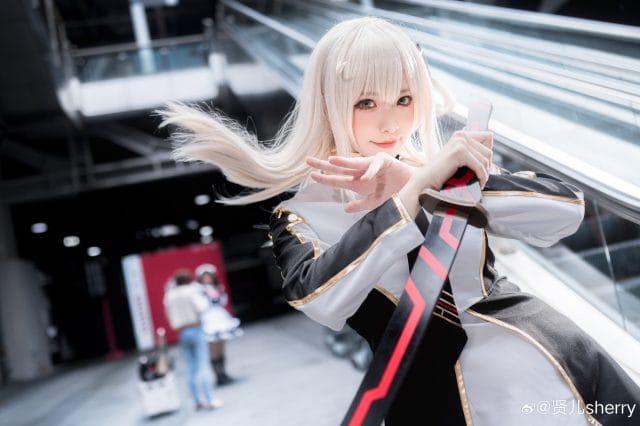 贤儿sherry《游戏王》闪刀姬零衣COS，黄白长发绿瞳还原BW2023漫展现场