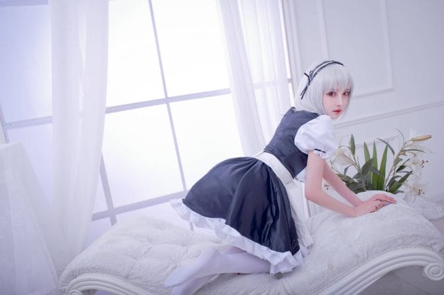 Shika小鹿鹿碧蓝航线天狼星女仆COS:银发红瞳还原皇家侍女的克制优雅
