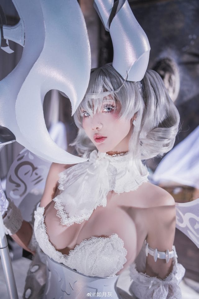 如月灰cos《游戏王卡组》白银城，银角卷发婚纱造型还原冷艳气质