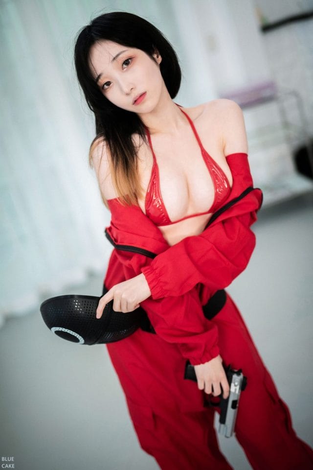 Bambi밤비 韩国COS写真图集：清冷五官与大胆造型的反差风格