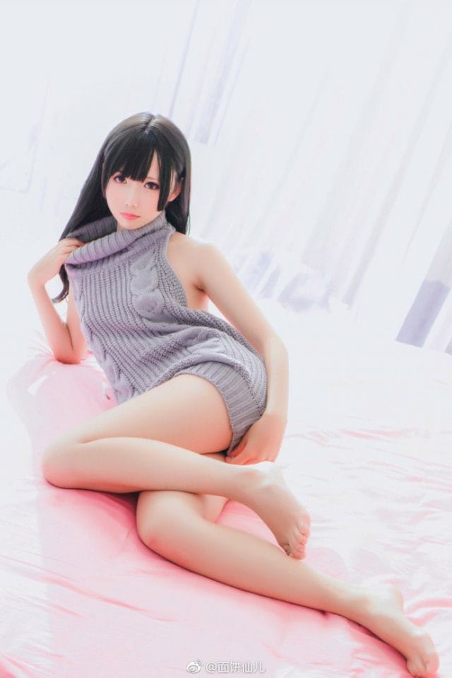 面饼仙儿露背毛衣写真:慵懒氛围感拉满的性感cosplay图集