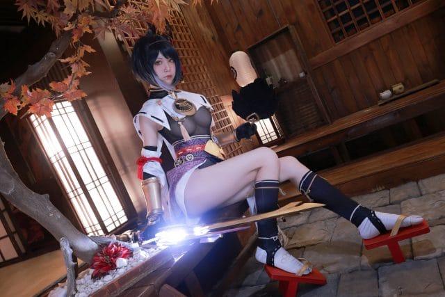 水淼aqua《原神》九条裟罗COS:靛蓝战装冷峻气场融入写真风格