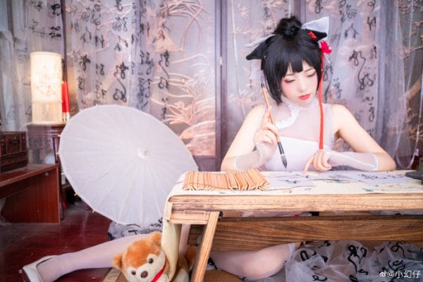 小幻仔碧蓝航线高雄獒COS:古典书房里的白色旗袍知性还原