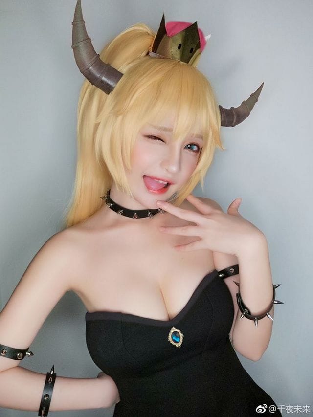 千夜未来库巴公主COS写真，黑礼服龙角演绎妖艳霸气