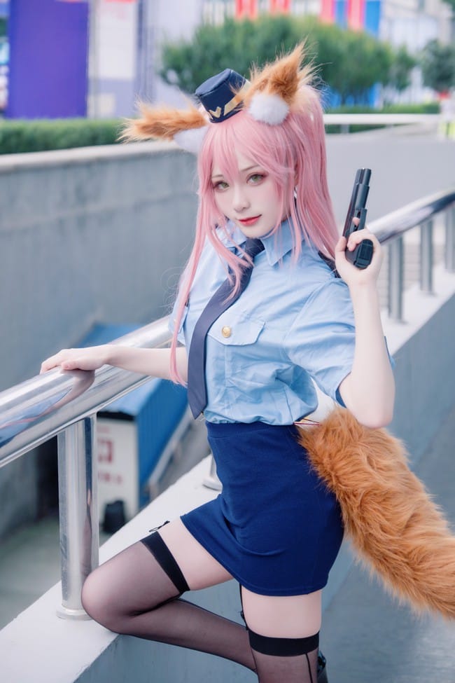 chase起司女警版玉藻前COS:深色制服与狐耳尾巴的反差演绎