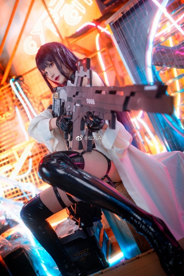 仙九Airi最新《胜利女神：妮姬》米哈拉COS，紫发黑靴造型高度还原