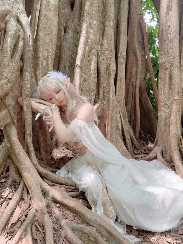 菌子宝宝精灵COS白裙写真:森林逆光下的清冷氛围感