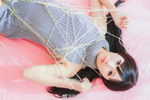 面饼仙儿露背毛衣写真:慵懒氛围感拉满的性感cosplay图集