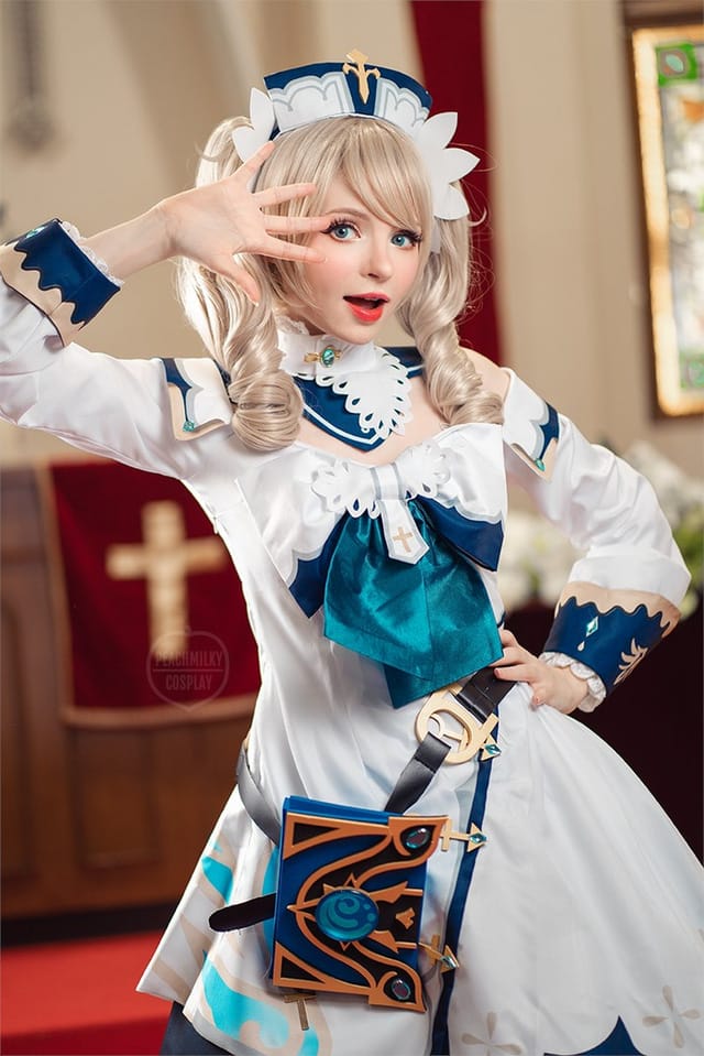 PeachMilky 原神芭芭拉 COS 写真:蓝紫水光氛围下的甜美偶像还原
