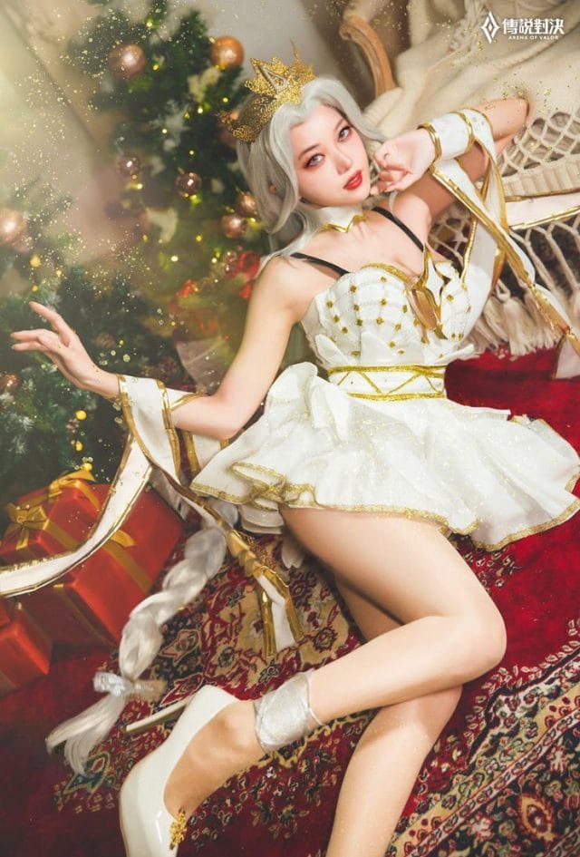 杨哲Arger COS《传说对决》叶娜「圣诞舞姬」,白色吊带露肩造型还原皮肤细节