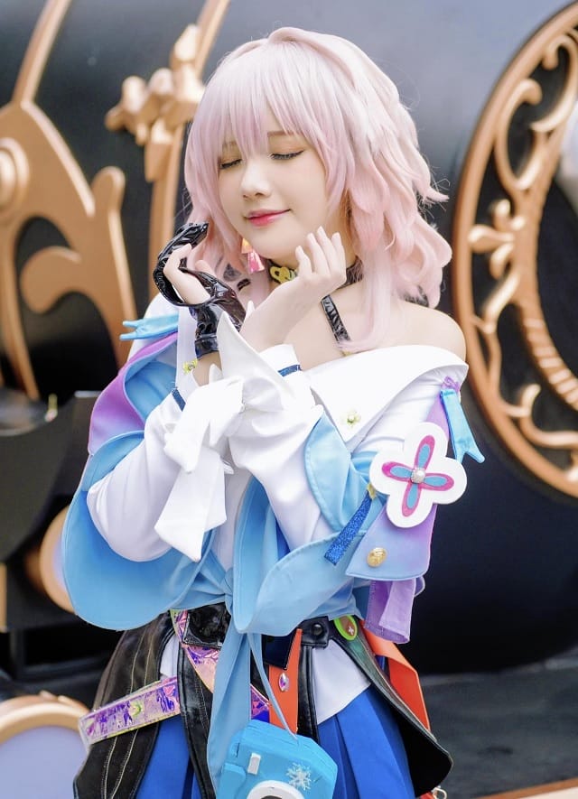 陈秋芳三月七COS写真:粉色短发造型还原《崩坏:星穹铁道》少女气质