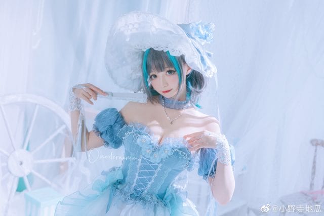 小野寺地瓜碧蓝航线柴郡礼服COS写真，蓝色礼裙搭淡灰长发还原优雅猫娘