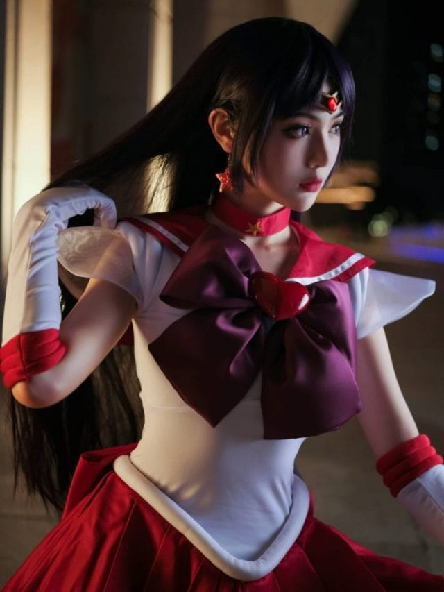 一米八的大梨子火野丽COS图集:乌黑长发与红白女祭司服,还原美少女战士的冷冽气质