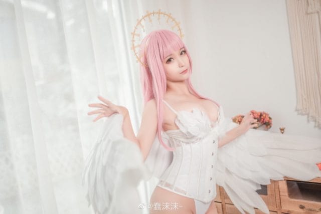蠢沫沫粉发天使Angel COS图集：纯白高调光下的空灵写真