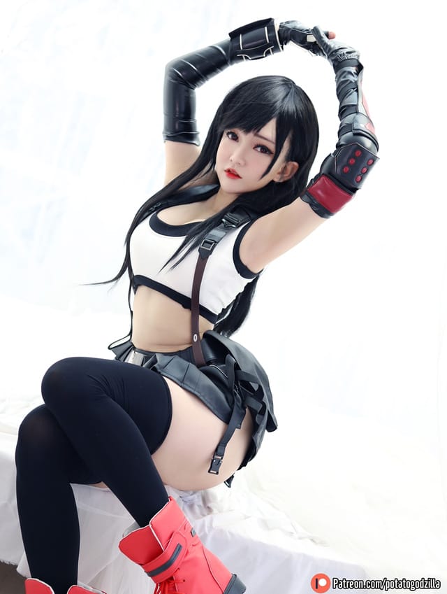 PotatoGodzilla蒂法COS图集:白背心黑短裙还原《最终幻想VII》格斗女神的活力姿态