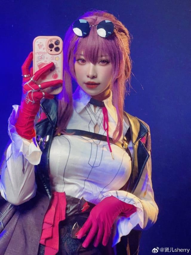 贤儿sherry《崩坏：星穹铁道》卡芙卡COS图集：紫色波浪长发搭配墨镜高马尾，白衬衫黑裤红手套还原神秘气质