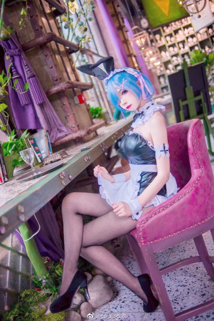 衣衣cos《Re:Zero》蕾姆女仆装 深蓝眼眸还原温柔坚毅气质