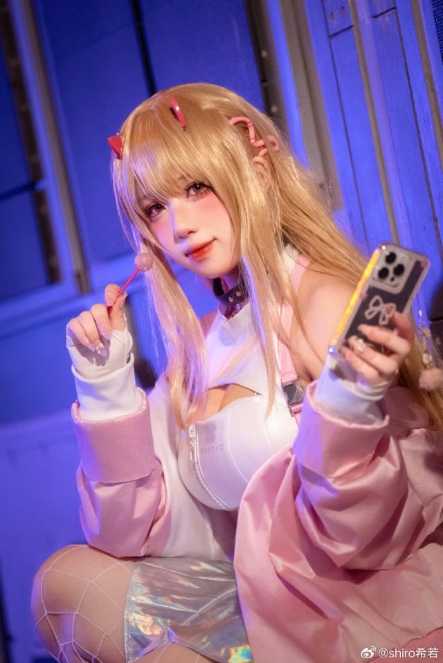 shiro希若《胜利女神:妮姬》毒蛇COS,霓虹灯下还原火力型妮姬